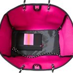 Cartera De Hombro Taylin Estilo Tote Negra Y Fucsia - Imagen 5